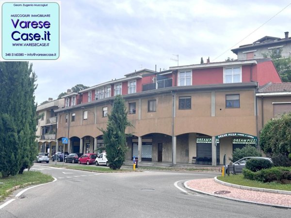 appartamento in vendita ad Azzate in zona Castello