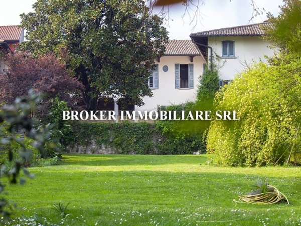 casa indipendente in vendita ad Azzate in zona Castello