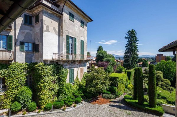 casa indipendente in vendita ad Azzate in zona Castello
