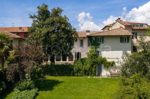 villa in vendita ad Azzate