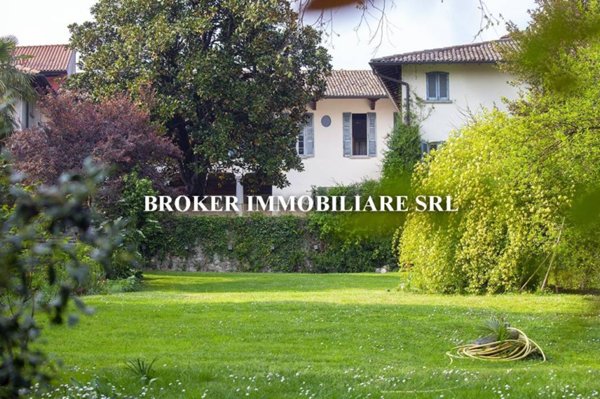 villa in vendita ad Azzate