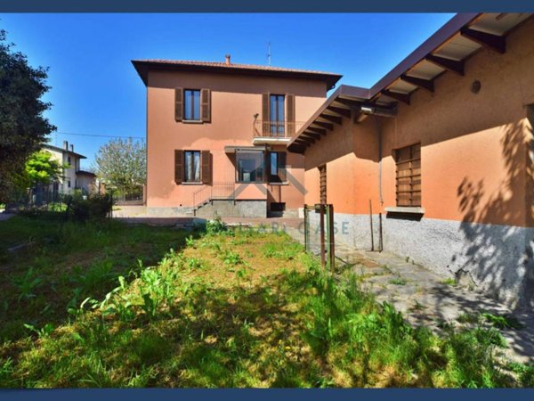 casa indipendente in vendita ad Azzate