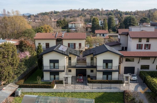 casa indipendente in vendita ad Azzate