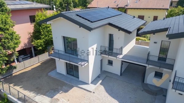 casa indipendente in vendita ad Azzate in zona Castello
