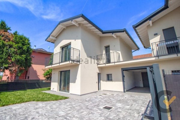 casa indipendente in vendita ad Azzate in zona Castello