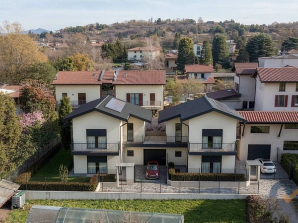 casa indipendente in vendita ad Azzate