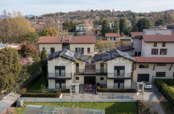 casa indipendente in vendita ad Azzate