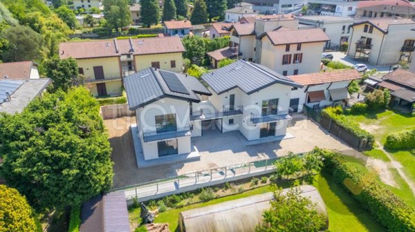 casa indipendente in vendita ad Azzate