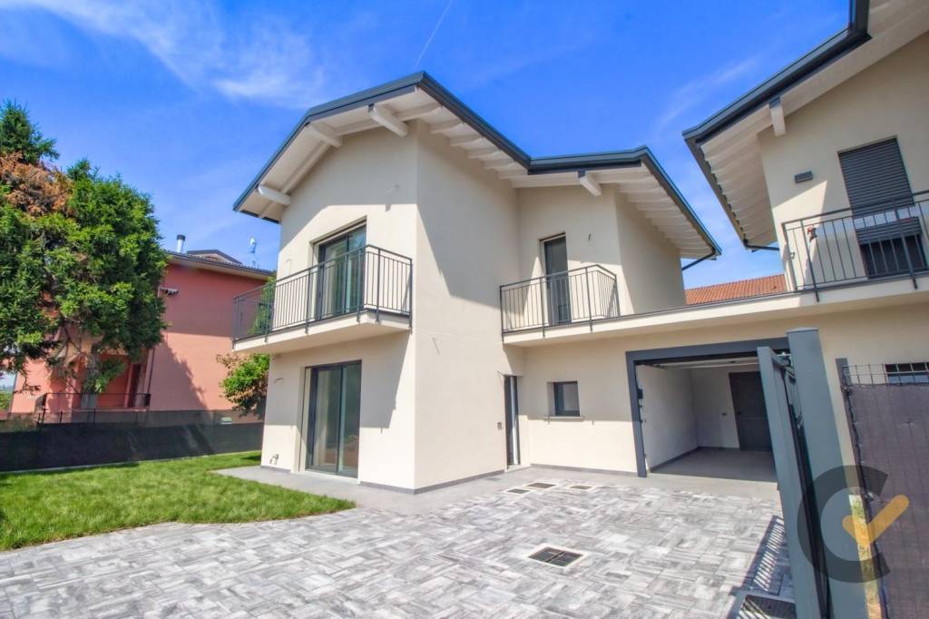 casa indipendente in vendita ad Azzate in zona Castello