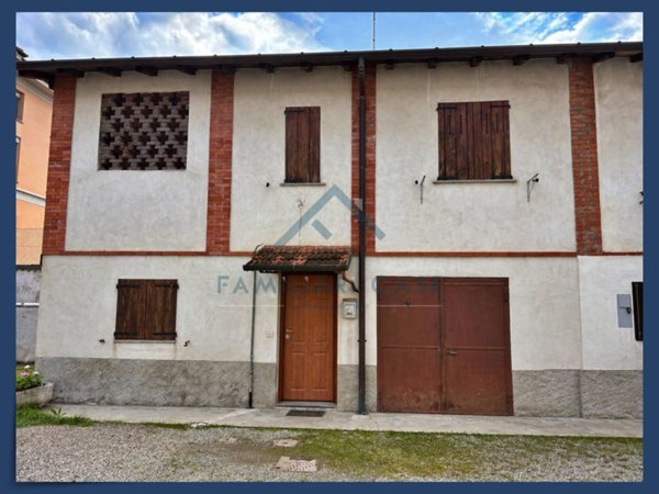 casa indipendente in vendita ad Azzate