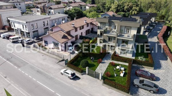 appartamento in vendita ad Azzate in zona Castello