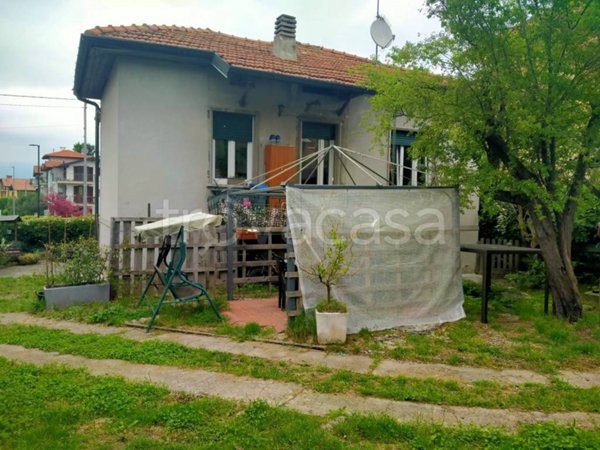 casa indipendente in vendita ad Azzate in zona Castello