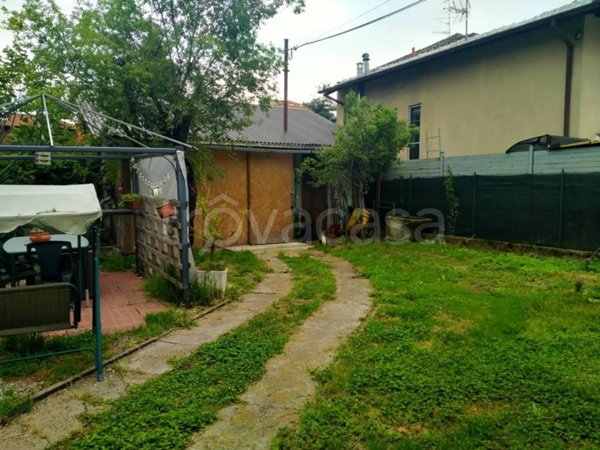 casa indipendente in vendita ad Azzate in zona Castello