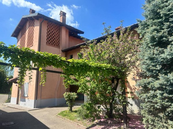 casa indipendente in vendita ad Azzate