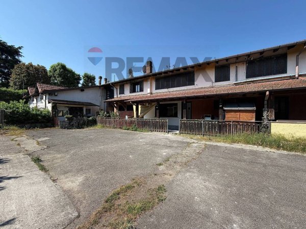 casa indipendente in vendita ad Azzate in zona Castello