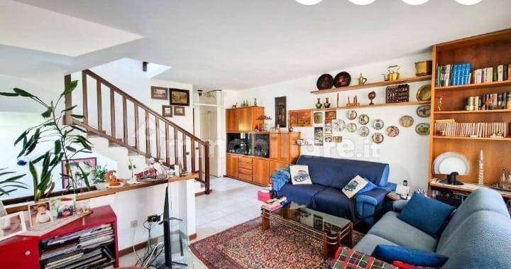 casa indipendente in vendita ad Azzate in zona Castello