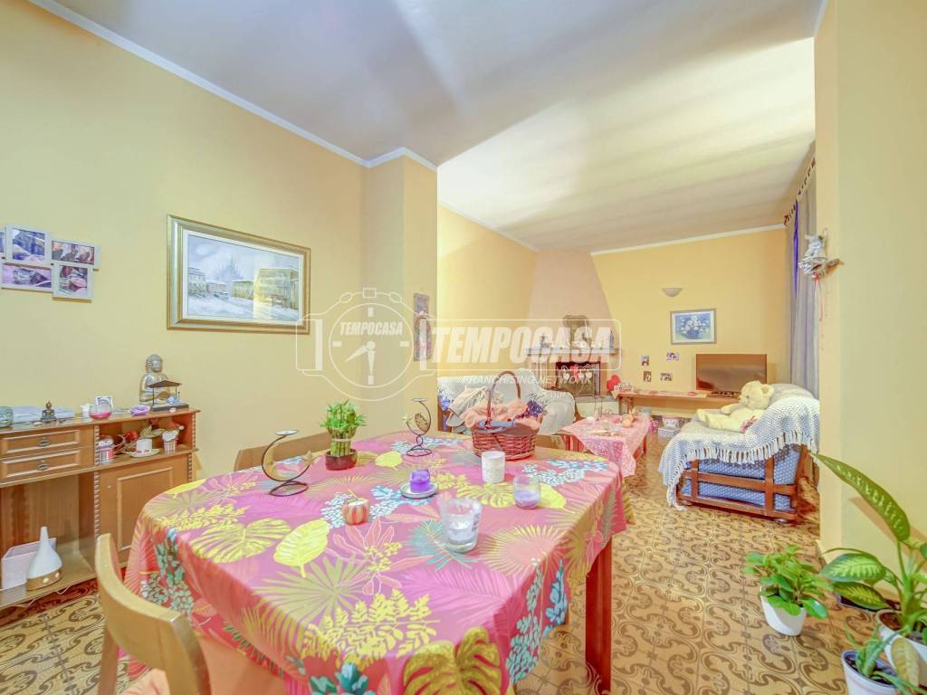 appartamento in vendita ad Azzate in zona Castello