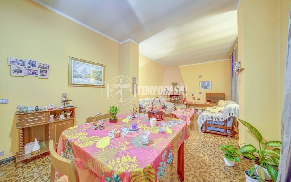 appartamento in vendita ad Azzate in zona Castello