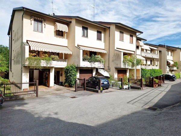 casa indipendente in vendita ad Azzate in zona Castello