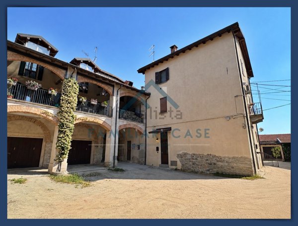 appartamento in vendita ad Azzate in zona Castello