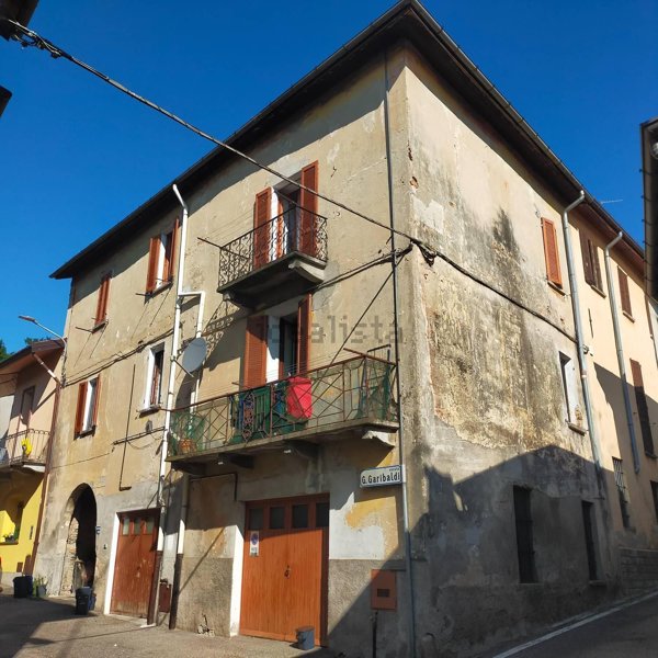 appartamento in vendita ad Azzate in zona Castello