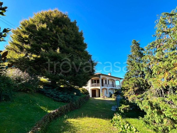 casa indipendente in vendita ad Azzate in zona Castello