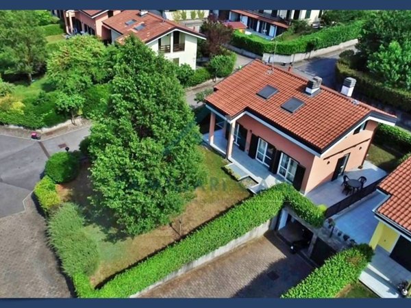 casa indipendente in vendita ad Azzate in zona Castello