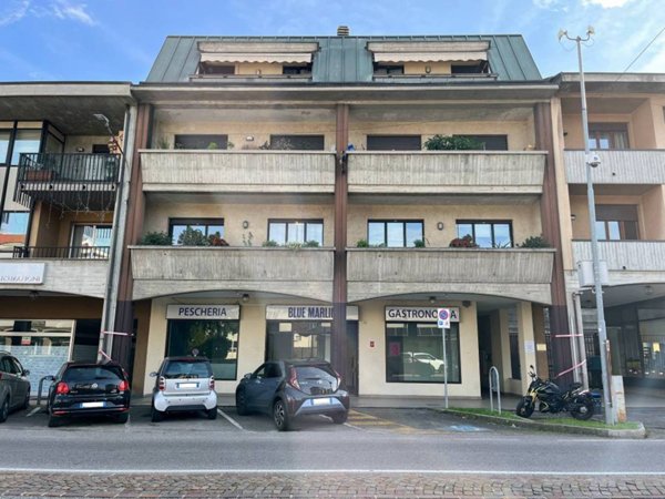 ufficio in vendita ad Azzate in zona Castello