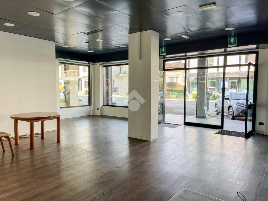 ufficio in vendita ad Azzate in zona Castello