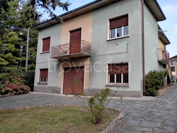 appartamento in vendita ad Azzate in zona Castello