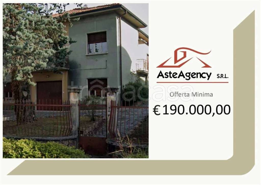 casa indipendente in vendita ad Azzate in zona Castello