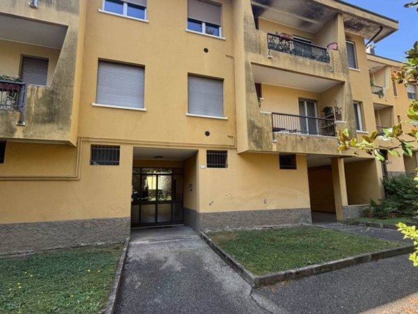appartamento in vendita ad Azzate in zona Castello
