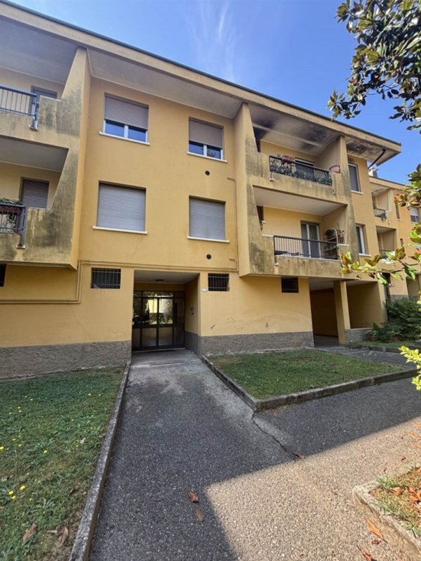 appartamento in vendita ad Azzate in zona Castello