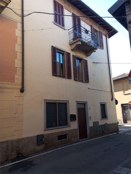 appartamento in vendita ad Azzate in zona Castello