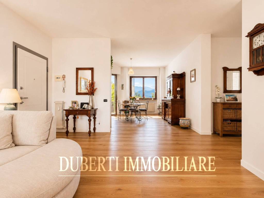 appartamento in vendita ad Azzate in zona Castello