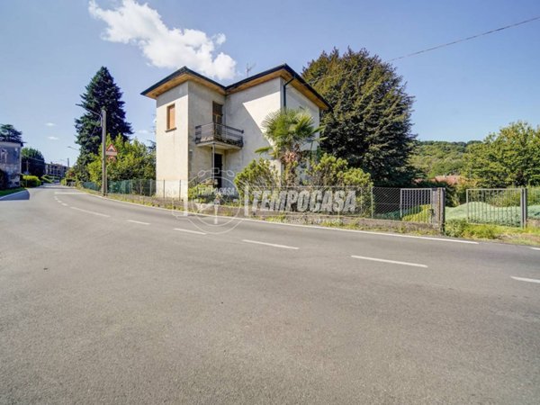 casa indipendente in vendita ad Azzate in zona Castello