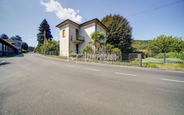 casa indipendente in vendita ad Azzate in zona Castello