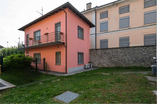 casa indipendente in vendita ad Azzate in zona Castello