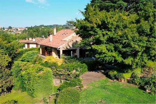 casa indipendente in vendita ad Azzate in zona Castello