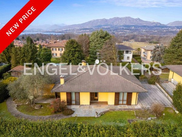 casa indipendente in vendita ad Azzate in zona Castello