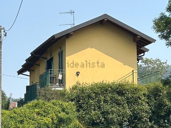 appartamento in vendita ad Azzate in zona Castello