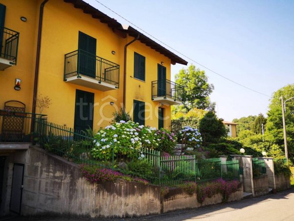 appartamento in vendita ad Azzate in zona Castello