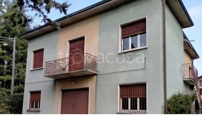 appartamento in vendita ad Azzate in zona Castello