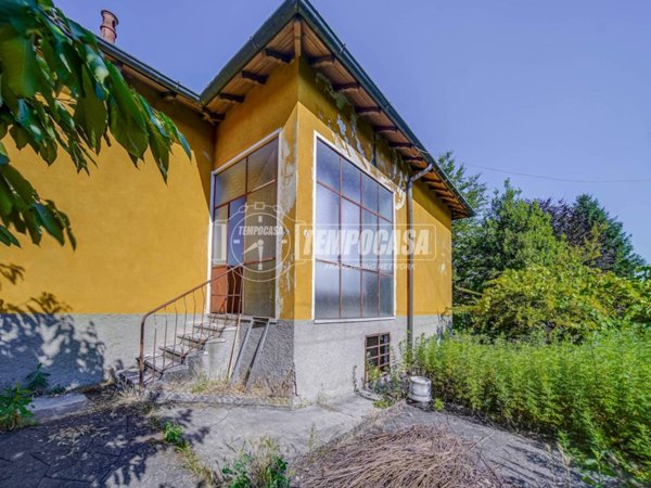 casa indipendente in vendita ad Azzate in zona Castello