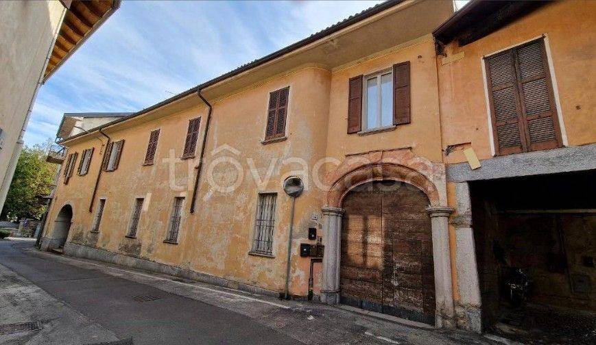 appartamento in vendita ad Azzate in zona Castello