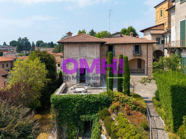 casa indipendente in vendita ad Azzate in zona Castello