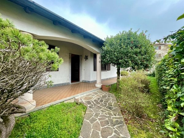 casa indipendente in vendita ad Azzate in zona Vegonno