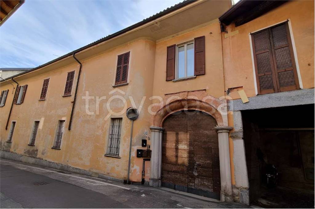 appartamento in vendita ad Azzate in zona Castello