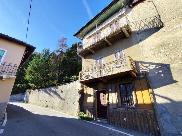 casa indipendente in vendita ad Azzate in zona Castello