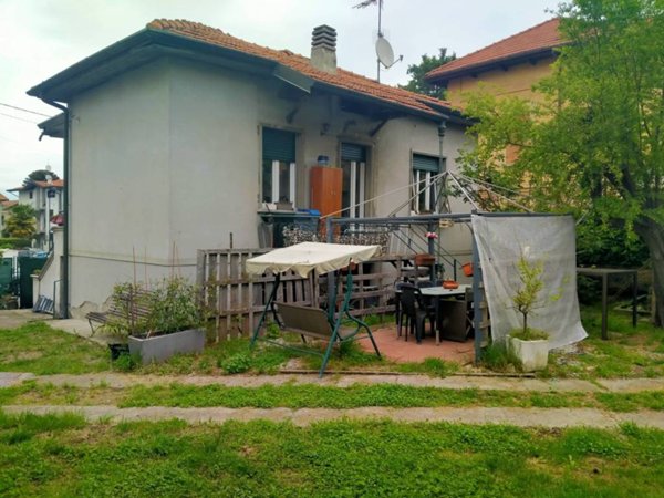 casa indipendente in vendita ad Azzate in zona Castello